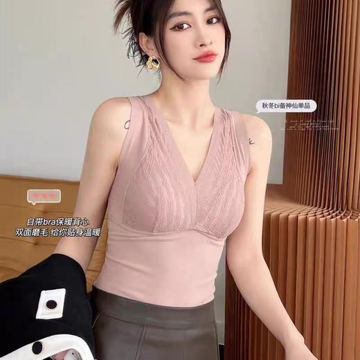 【舒适高弹力❗️蕾丝拼接v领】新款保暖背心女一体式带胸垫打底上衣自发热保暖内衣 商品图1
