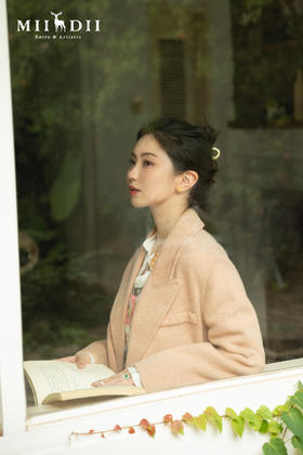 衬衫干练半裙优雅，大衣挺括