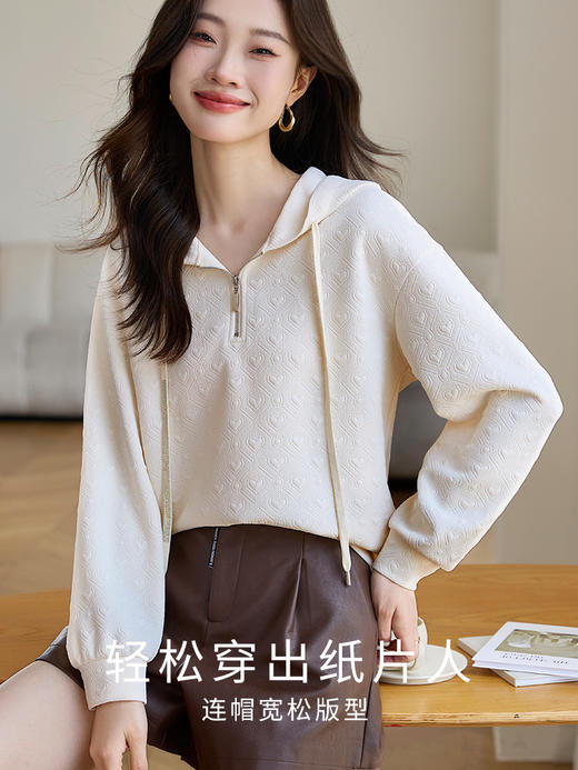 【专属特价】熙世界白色连帽卫衣女宽松慵懒风半拉链套头百搭上衣2025秋季新款 商品图2