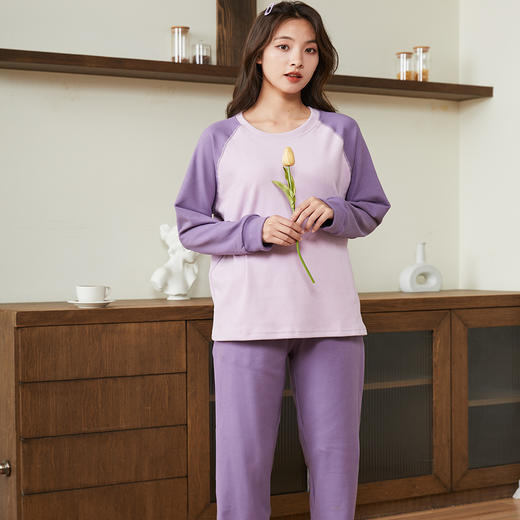 【柔软亲肤 宅家必备】秋冬新款女士暖绒插肩家居服，舒适宽松的设计让你在家里尽情放松，圆领长袖套装既适合睡觉也可外穿，大码尺寸更加贴心，让你自由穿搭；让你温暖又时尚！ 商品图0