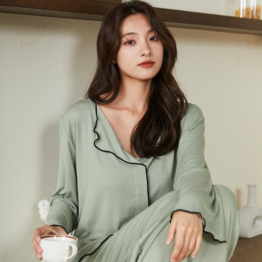 新款带胸垫睡衣女，开衫长袖套装。不仅可以在家中舒适地度过休闲时光，还可以随意外出。简约的翻领和宽松的设计让她感觉G级而舒适！ 商品图1
