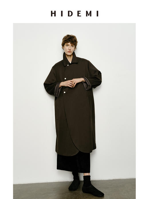 HIDEMI 极简不对称设计感撞钉深棕绿条纹卷边精纺羊毛廓形风衣 商品图0