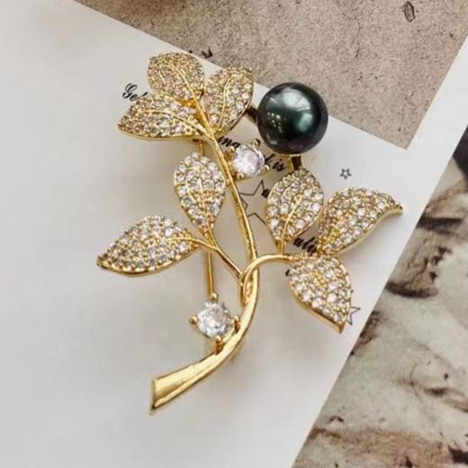 【甄珠贝·国风系列】 90*90cm 双面异色【西湖】丝巾和海水珠胸花和施华洛世奇水晶丝巾扣礼盒套装【适合送外宾】 商品图1