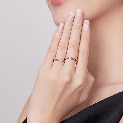周六福18K金戒指女戒细圈M玫瑰金叠戴潮流尾戒素圈戒指多彩金正品 商品图4