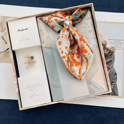 【甄珠贝·国风系列】 90*90cm 双面异色【西湖】丝巾和海水珠胸花和施华洛世奇水晶丝巾扣礼盒套装【适合送外宾】 商品图0