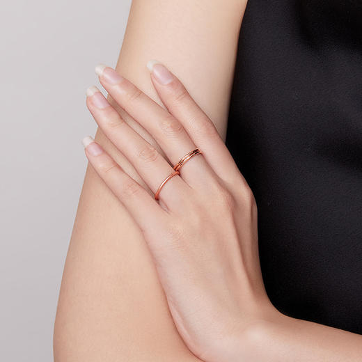 周六福18K金戒指女戒细圈M玫瑰金叠戴潮流尾戒素圈戒指多彩金正品 商品图3