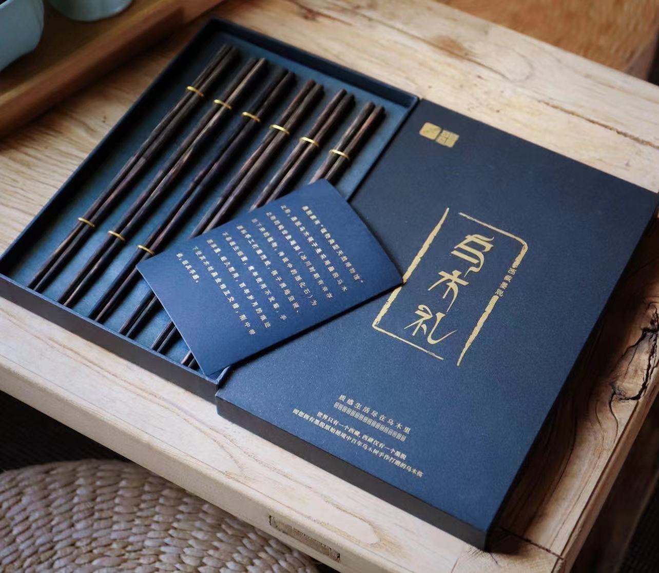 西藏墨脱乌木筷，质地坚硬、手感厚重，色泽黑润，经久耐用