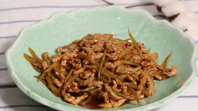 10种润肠通便食物表-炒芹菜肉丝