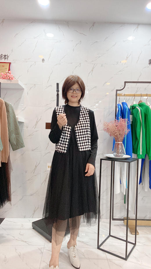 C6205        法式气质休闲减龄小香风马甲+拼接网纱裙两件套套裙（特价不退换） 商品图1