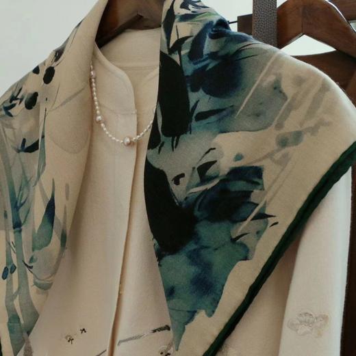 【甄珠贝·国风系列】70*70cm双面异色熊猫丝羊毛丝巾和大溪地黑珍珠贝壳竹胸花礼盒套装【适合送外宾】 商品图5