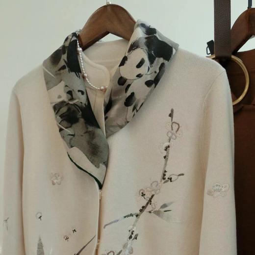 【甄珠贝·国风系列】70*70cm双面异色熊猫丝羊毛丝巾和大溪地黑珍珠贝壳竹胸花礼盒套装【适合送外宾】 商品图4