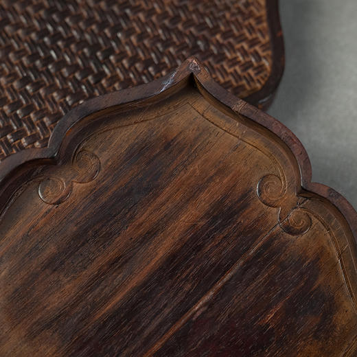 二十世纪 紫檀木雕博古清供图花口盖盒 商品图3