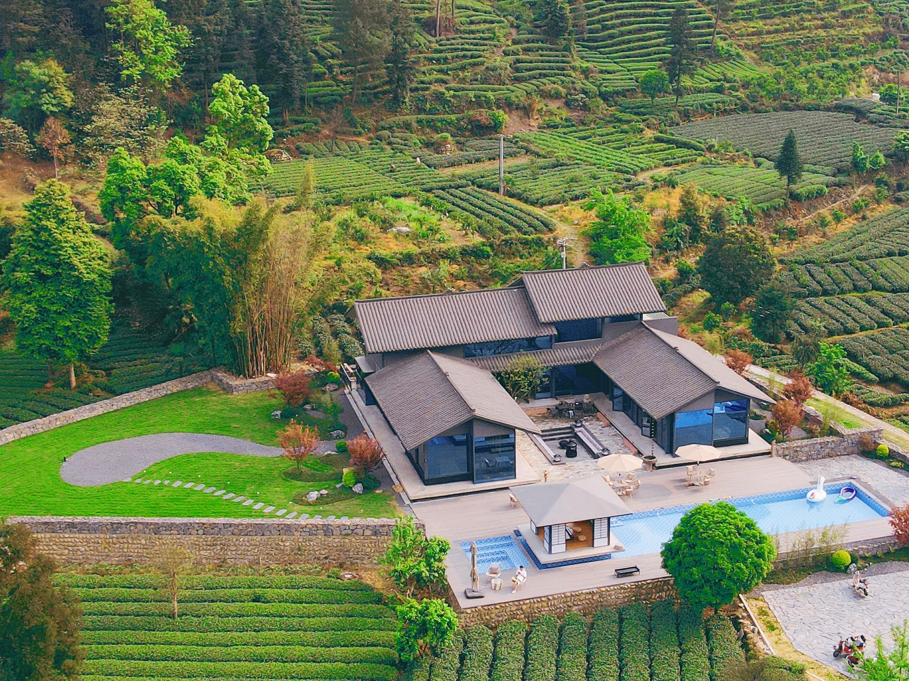 【雅安-185号院】4房泳池/温泉私汤小院，万亩茶山里，带地暖、临溪、采茶，大草坪，占地1200㎡，超大泳池cj