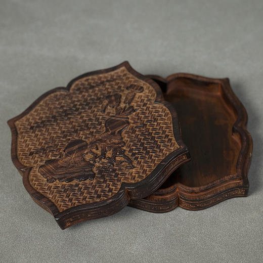 二十世纪 紫檀木雕博古清供图花口盖盒 商品图1