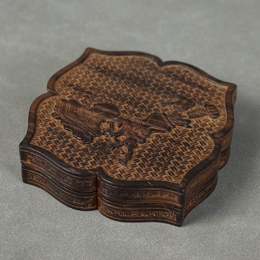 二十世纪 紫檀木雕博古清供图花口盖盒 商品图4