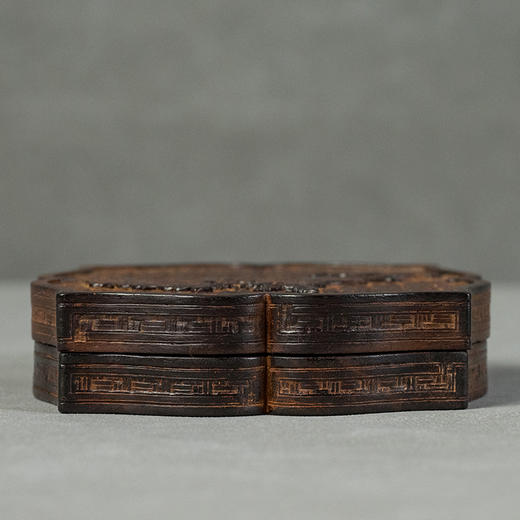 二十世纪 紫檀木雕博古清供图花口盖盒 商品图0