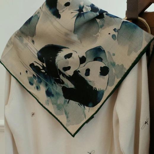 【甄珠贝·国风系列】70*70cm双面异色熊猫丝羊毛丝巾和大溪地黑珍珠贝壳竹胸花礼盒套装【适合送外宾】 商品图3