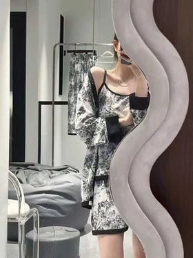 你绝对不能错过的水墨画睡衣四件套！上身舒适亲肤，水墨画元素温柔又显气质！
