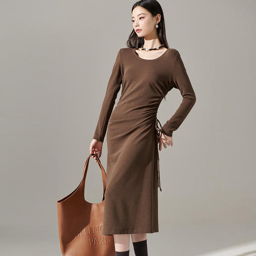 剩S/M/L/XL 芳外【简约抽皱收腰裙子】23秋款圆领收腰包臀连衣裙 商品图2