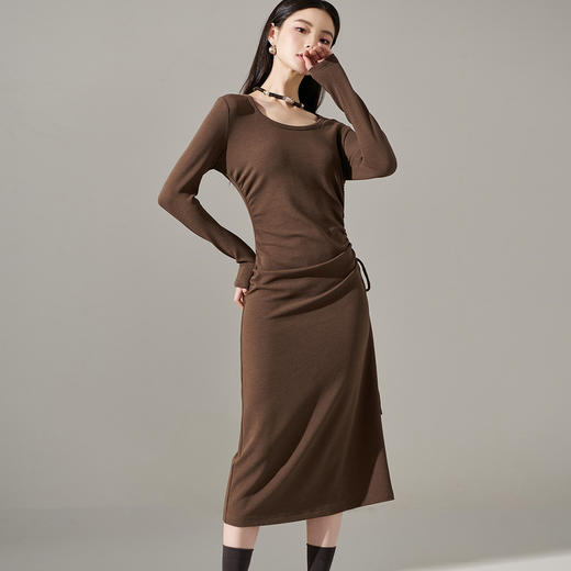 剩S/M/L/XL 芳外【简约抽皱收腰裙子】23秋款圆领收腰包臀连衣裙 商品图3