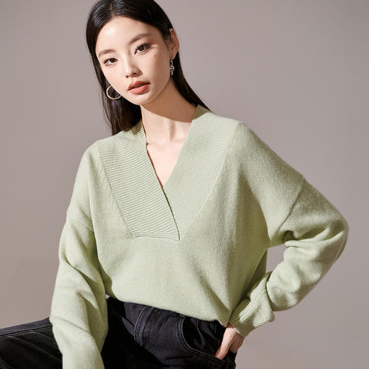 芳外【90%羊毛亮丝混编】23春款V领慵懒感高弹力女式毛衣 商品图0