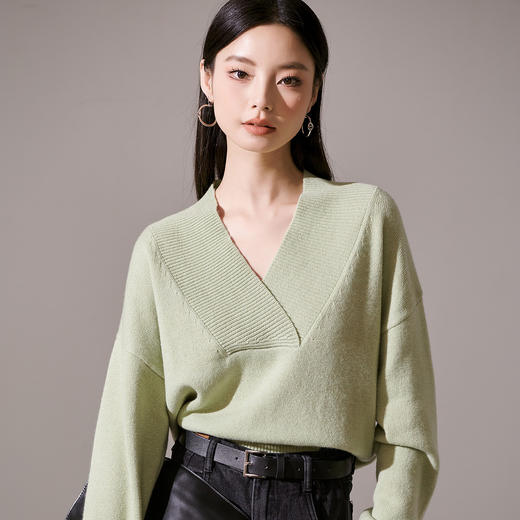 芳外【90%羊毛亮丝混编】23春款V领慵懒感高弹力女式毛衣 商品图1