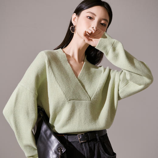 芳外【90%羊毛亮丝混编】23春款V领慵懒感高弹力女式毛衣 商品图5
