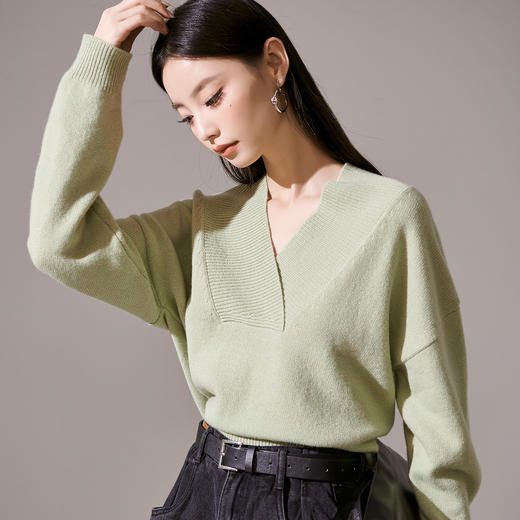 芳外【90%羊毛亮丝混编】23春款V领慵懒感高弹力女式毛衣 商品图6