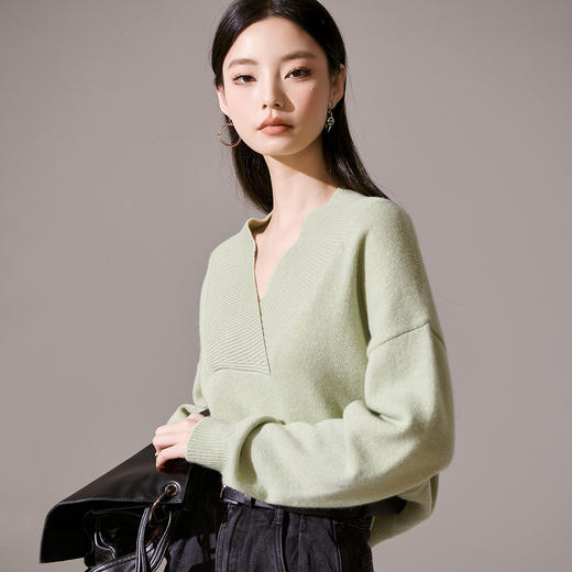 芳外【90%羊毛亮丝混编】23春款V领慵懒感高弹力女式毛衣 商品图3