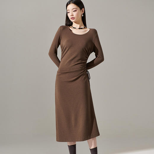剩S/M/L/XL 芳外【简约抽皱收腰裙子】23秋款圆领收腰包臀连衣裙 商品图1