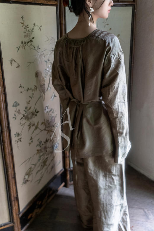 Mutedance  橄榄偏光v领系带真丝上衣 商品图3