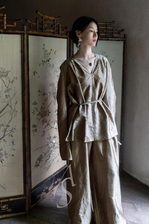 Mutedance  橄榄偏光v领系带真丝上衣 商品图1