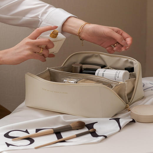 【小巧方便❗️化妆包新款】大容量ins风化妆品收纳包PU皮便携旅行洗漱包现货 商品图1