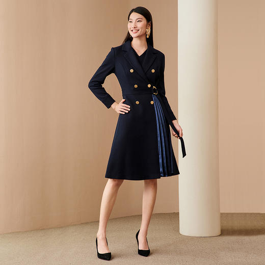 EITIE爱特爱新款西装领收腰拼接百褶中长款连衣裙6807528 商品图3