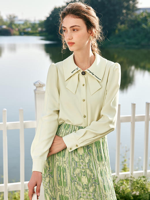 OLrain欧芮儿法式杏色衬衫女春季2023年新款气质绣花领垂坠感衬衣 商品图3