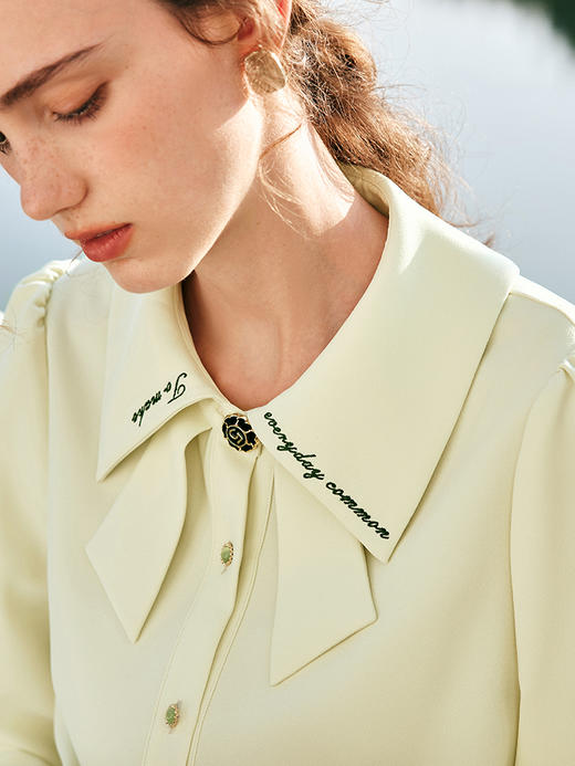 OLrain欧芮儿法式杏色衬衫女春季2023年新款气质绣花领垂坠感衬衣 商品图1