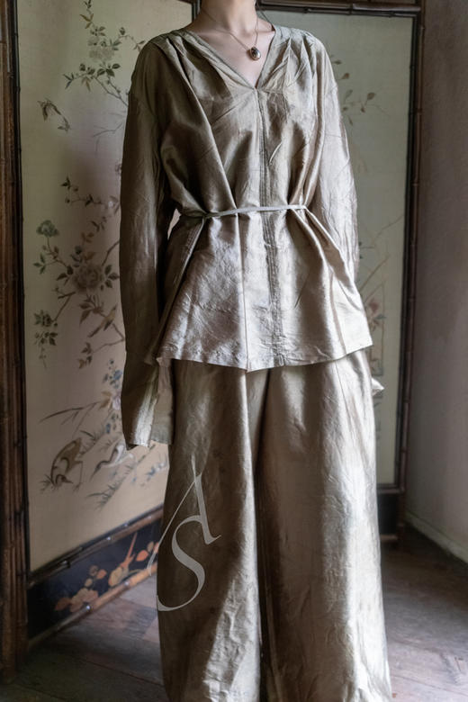 Mutedance  橄榄偏光v领系带真丝上衣 商品图2