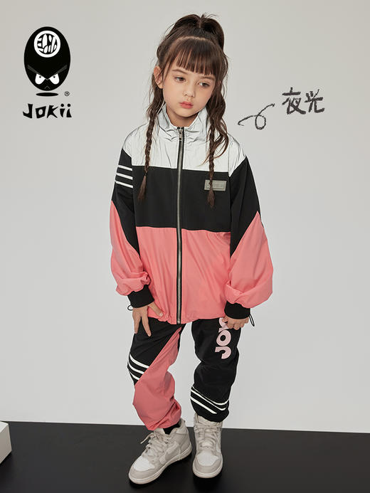 【23秋上新】jokii潮牌童装『铅粉照冲锋夹克』儿童冲锋夹克休闲运动外套[福利品] 商品图5