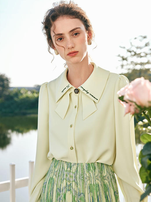 OLrain欧芮儿法式杏色衬衫女春季2023年新款气质绣花领垂坠感衬衣 商品图2