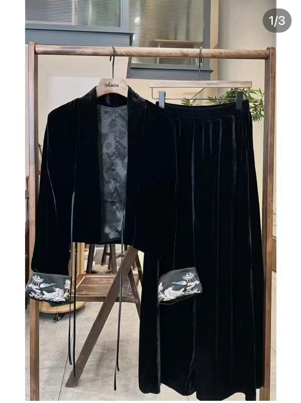 V221552袖口刺绣丝绒外套