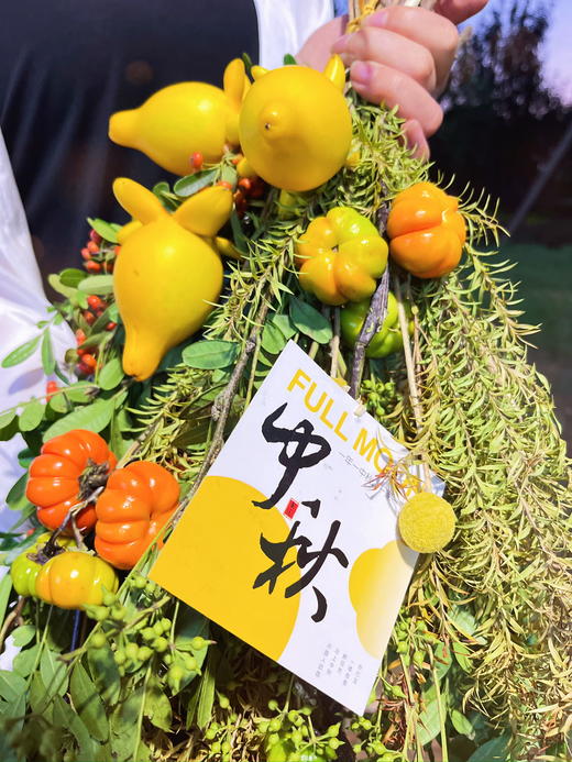 【中秋安康】五代果2-3个+长约50-55cm秋色千层金1支+清香木2支+小南瓜约4-5个果子+黄金球2支+火把果1小支+小米果1小支+中秋节卡片1张+拉菲草若干/份（静静设计） 商品图5