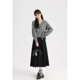 鹿向南《软糯芝麻糊》2024新款V领设计感针织衫春秋毛衣上衣女