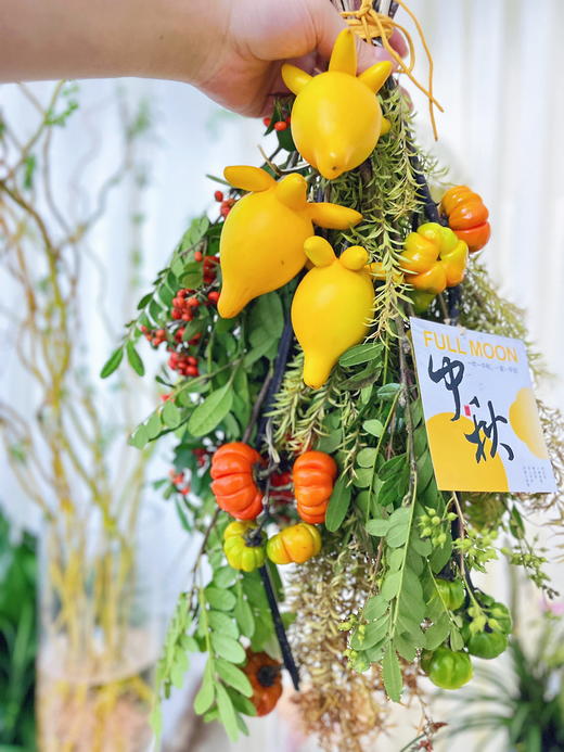 【中秋安康】五代果2-3个+长约50-55cm秋色千层金1支+清香木2支+小南瓜约4-5个果子+黄金球2支+火把果1小支+小米果1小支+中秋节卡片1张+拉菲草若干/份（静静设计） 商品图8