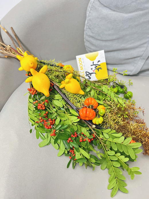 【中秋安康】五代果2-3个+长约50-55cm秋色千层金1支+清香木2支+小南瓜约4-5个果子+黄金球2支+火把果1小支+小米果1小支+中秋节卡片1张+拉菲草若干/份（静静设计） 商品图7