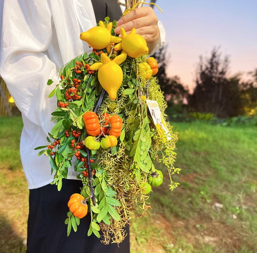 【中秋安康】五代果2-3个+长约50-55cm秋色千层金1支+清香木2支+小南瓜约4-5个果子+黄金球2支+火把果1小支+小米果1小支+中秋节卡片1张+拉菲草若干/份（静静设计） 商品图6