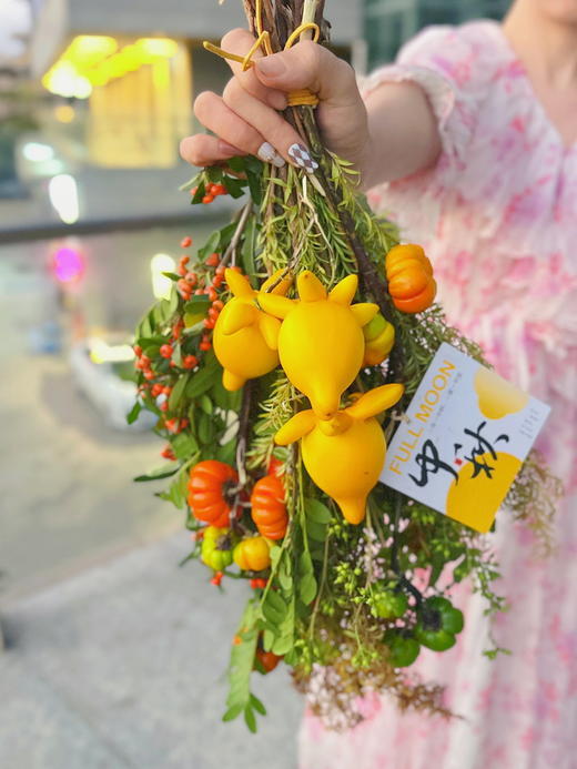 【中秋安康】五代果2-3个+长约50-55cm秋色千层金1支+清香木2支+小南瓜约4-5个果子+黄金球2支+火把果1小支+小米果1小支+中秋节卡片1张+拉菲草若干/份（静静设计） 商品图4