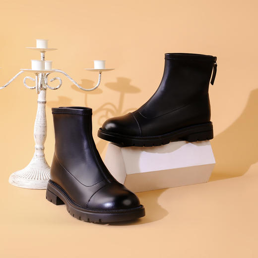 Safiya/索菲娅2023秋冬新品 复古弹力瘦瘦圆头后拉链粗跟英伦短靴 SF34116129 商品图1