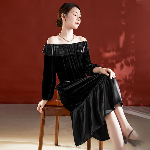 QS-82395996真丝丝绒连衣裙女2023秋冬季新款设计感荷叶边一字肩桑蚕丝裙 商品图2