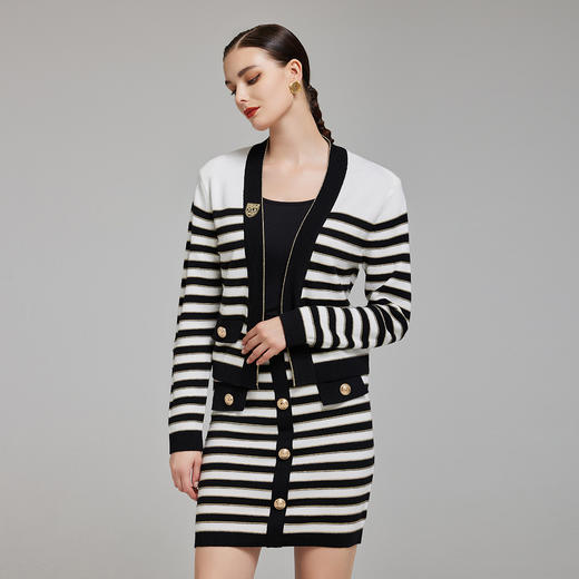 PE6A1斯尔丽2023秋季新款撞色条纹配金V领开衫搭配包臀半裙套装 商品图2