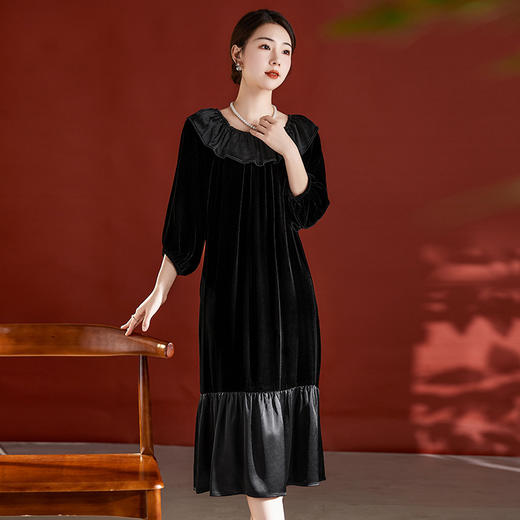 QS-82395996真丝丝绒连衣裙女2023秋冬季新款设计感荷叶边一字肩桑蚕丝裙 商品图1